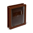 Eine seitliche Ansicht der großen Haustierklappe für Hunde von Dog Mate, die die undurchsichtige Klappe in geschlossener Position vor den grauen Magnetverschlusspunkten auf weißem Hintergrund zeigt