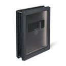 Eine seitliche Ansicht der großen Haustierklappe für Hunde von Dog Mate, die die undurchsichtige Klappe in geschlossener Position vor den grauen Magnetverschlusspunkten auf weißem Hintergrund zeigt