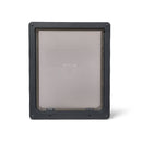 Vorderansicht einer grauen Haustiertür mit einer durchscheinenden Platte für große Hunde, mit einem manuellen Schloss, das aus einer separaten Verriegelungsplatte besteht, die auf einem weißen Hintergrund eingeschoben wird