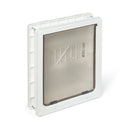 Eine Vorderansicht der weißen Haustiertür für große Hunde von Dog Mate mit der durchscheinenden Klappe in geschlossener Position