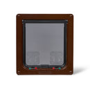 Eine Vorderansicht der großen braunen Cat Mate Katzenklappe mit manuellen Vierwegeverschlüssen, die sich bis zu zwei Zoll selbst schließen lässt, auf weißem Hintergrund