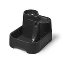 Eine frontale Schrägansicht des leeren grauen Cat Mate Brunnens, der drei Ebenen hat, aus denen Katzen oder kleine Hunde wählen können zu trinken, vor weißem Hintergrund.