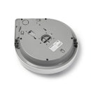 Eine Ansicht von unten auf einen weißen, kreisförmigen automatischen Haustierfutterspender, die die Unterseite mit sichtbaren internen Mechanismen, Batteriefach, zentraler Rotationsnabe, Produktetikett und Befestigungspunkten zeigt, dargestellt vor weißem Hintergrund