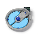 Eine Draufsicht auf einen automatischen Haustierfutterspender mit geöffnetem Deckel, der blaue Kühlakkus zeigt, die um die Futterkammern positioniert sind, um das Futter frisch zu halten, einen zentralen Mechanismus mit blauen Knöpfen und ein digitales Bedienfeld mit LCD-Display und Tasten in der oberen rechten Ecke, alles vor weißem Hintergrund