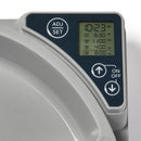 Eine Nahaufnahme des Bedienfelds eines grauen automatischen Haustierfutterspenders mit einem digitalen Display, das mehrere Fütterungszeiten anzeigt (10:23 AM, 5:30 AM, 1:00 AM, 4:00 PM, 8:00 PM), einem "ADJ SET"-Knopf oben, einem "ON OFF"-Knopf mit Pfeil nach oben und einem Pfeil-nach-unten-Knopf unten, alles auf einer dunkelblauen Bedienoberfläche.