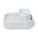 Eine Seitenansicht des zweistöckigen Hundetrinkbrunnens, bei dem beide Ebenen mit Wasser gefüllt sind, vor einem weißen Hintergrund"