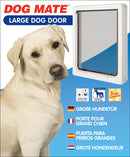 Dog Mate Große Hundetür Produktverpackung mit einem großen gelben Labrador Retriever neben einem Bild der Hundetür. Die Verpackung hebt ein 2-Wege-Verriegelungssystem, die Eignung für Katzen und Hunde bis zu 630 mm Schulterhöhe sowie eine 3-Jahres-Garantie hervor. Der Produktname ist auf Englisch dargestellt, mit Übersetzungen auf Deutsch, Französisch, Spanisch und Niederländisch.