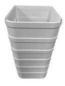 Ein Set aus sechs weißen Wandadaptern, die verwendet werden können, um einen Tunnel zu erstellen, um eine Katzenklappe durch eine Wand einzubauen, waagerecht übereinander gestapelt.