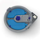 Draufsicht auf einen automatischen Tierfutterautomaten mit geöffnetem Deckel, der blaue Kühlakkus zeigt, die im Inneren positioniert sind, um das Futter frisch zu halten, einen zentralen rotierenden Mechanismus mit einem blauen Einstellknopf, interne Komponenten und Verkabelung sowie ein digitales Bedienfeld mit Tasten und Anzeige, das an der oberen rechten Seite angebracht ist – alles vor weißem Hintergrund.