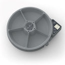 Draufsicht auf einen runden automatischen Tierfutterautomaten mit fünf Futterfächern und einer zentralen rotierenden Einheit, die mit ‚NICHT VON HAND DREHEN‘ gekennzeichnet ist. Ein digitales Bedienfeld mit LCD-Anzeige und mehreren Tasten befindet sich an der oberen rechten Seite des Geräts. Der Futterautomat ist grau und vor weißem Hintergrund dargestellt.