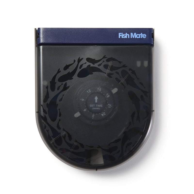 Ein dunkel gefärbter automatischer Fischfutterautomat, der 14 Mahlzeiten aufnehmen kann und für die Verwendung mit Aquarien geeignet ist, auf weißem Hintergrund