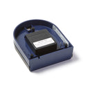 Eine Ansicht der Unterseite des dunkel gefärbten Fischfutterautomaten von ''Fish Mate“, der das Batteriefach auf weißem Hintergrund zeigt