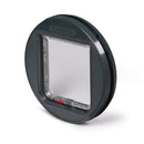 Eine schräge Ansicht der Rückseite der grauen Katzenklappe von Cat Mate, die aus besonders robustem Polymer gefertigt ist und für kleine bis mittelgroße Katzen geeignet ist, vor weißem Hintergrund