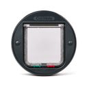 Eine Vorderansicht der grauen Katzenklappe mit Glaseinsatz von Cat Mate, mit vier manuellen roten und grünen Verriegelungen, vor weißem Hintergrund.