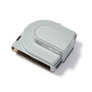 Die hellgraue Rückseite des Teichfischfutterautomaten zeigt das abgedeckte Batteriefach und das Warnetikett