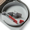 
Eine Ansicht der Innenteile des hellgrauen Futterfachs mit der roten Futterblende auf der rechten Seite und dem längeren roten Zeitregler am Boden des runden Fachs