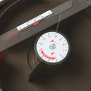 Eine Nahaufnahme des Futterfachs, das für Pellets, Sticks oder Flockenfutter geeignet ist, rot-weißer Fütterungstimer mit der roten Futtersteuerung oben auf neunzehn eingestellt