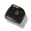 Ein dunkler, durchscheinender Deckel auf dem Fish Mate Teichfutter, das eine Kapazität für einundzwanzig Mahlzeiten hat, auf weißem Hintergrund