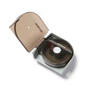 Ein offener Teichfischfutterautomat mit hellgrauer Rückseite und rot-weißem analogen Timer auf weißem Hintergrund