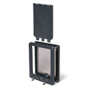 Schrägansicht der grauen Hundetür in mittlerer Größe mit der grauen Verriegelungsplatte, die darüber positioniert ist, um ihre Verwendung zu demonstrieren, vor weißem Hintergrund.