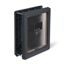 „Schrägansicht der grauen Hundetür für mittelgroße Hunde mit montierter sicherer Verriegelungsplatte, die verhindert, dass ein Haustier durch die Klappe geht, vor weißem Hintergrund