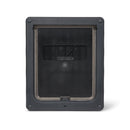 Vorderansicht der grauen Dog Mate-Tür für mittelgroße Hunde mit einer mattierten Klappe und einem klaren rechteckigen Sichtfenster sowie einer passenden, robusten Verriegelungsplatte vor weißem Hintergrund.