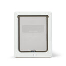 Eine Vorderansicht der weißen Hundetür mit einer durchsichtigen Klappe und einem Magnetverschluss, die für Hunde bis zu mittlerer Größe und alle Katzenrassen von Dog Mate geeignet ist, auf weißem Hintergrund