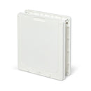 Eine seitliche Ansicht der mittelgroßen weißen Hundetür mit der braunen Sicherheitsblende in der verriegelten Position auf weißem Hintergrund