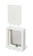 Eine Seitenansicht der mittelgroßen weißen Hundetür und der darüber montierten braunen Sicherheitsverriegelungsplatte, die ihren Zweck auf weißem Hintergrund demonstriert