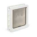 Eine Seitenansicht der weißen Haustierklappe für mittelgroße Hunde mit einer durchscheinenden Polymerplatte mit Magnetverschluss auf weißem Hintergrund