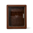 Eine Vorderansicht der großen braunen Haustiertür mit einer undurchsichtigen Klappe, die ein klares Fenster enthält, in geschlossener Position auf weißem Hintergrund