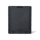 Ein Foto der großen grauen Haustiertür mit der heruntergeklappten braunen manuellen Verriegelungsplatte, um die Haustiertür zu verriegeln und zu verhindern, dass Haustiere sie benutzen