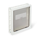 Eine seitliche Ansicht der großen Haustierklappe für Hunde von Dog Mate, die die undurchsichtige Klappe in geschlossener Position vor den grauen Magnetverschlusspunkten auf weißem Hintergrund zeigt