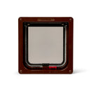 Eine Vorderansicht der braunen, manuell verschließbaren Zweiwege-Katzenklappe für Katzen mittlerer Größe, die eines der roten Schlösser in der verriegelten Position auf weißem Hintergrund zeigt