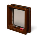 Schrägansicht der Rückseite der braunen Katzenklappe mit der grauen regen- und zugluftdichten Bürste auf weißem Hintergrund