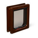 Schrägansicht der braunen Katzenklappe mit manuellen Zweiwege-Schlössern auf weißem Hintergrund