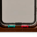 Eine Nahaufnahme der braunen Katzenklappe mit den manuellen Vierwegeschlössern in der verriegelten Position auf weißem Hintergrund