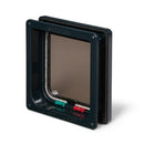 Eine Seitenansicht der Rückseite der grauen Katzenklappe mit den roten und grünen manuellen Schlössern und einer durchsichtigen Klappe mit Magnetverschluss