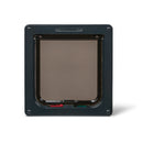 Vorderansicht der grauen Katzenklappe mit manuellen Vierwegeverschlüssen, geeignet für mittelgroße Katzen, auf weißem Hintergrund