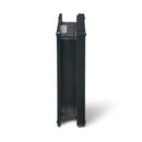 Eine Seitenansicht der grauen Katzenklappe, die bis zu zwei Zoll selbstauskleidend ist und sich für den Einbau in die meisten Arten von Türen und Wänden eignet, auf weißem Hintergrund