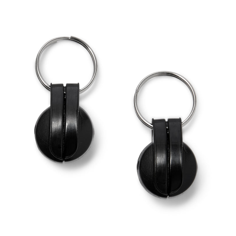 Ein Satz schwarzer magnetischer Halsbandanhänger, die zeigen, wo die Angaben zum Besitzer am Halsband angebracht werden.