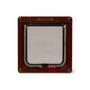 Eine Vorderansicht der braunen Katzenklappe mit manuellem Verschluss und einem roten 2-Wege-Schloss von Cat Mate, vor weißem Hintergrund