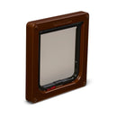 Eine schräge Ansicht der braunen Katzenklappe von Cat Mate, die für kleine bis mittelgroße Katzen geeignet ist, auf weißem Hintergrund