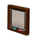 Eine Schrägansicht der braunen manuell verriegelbaren Katzenklappe mit Vierwegeverriegelung und wetterfester Bürste auf weißem Hintergrund