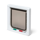 Eine Schrägansicht der weißem   manuell verriegelbaren Katzenklappe mit Vierwegeverriegelung und wetterfester Bürste auf weißem Hintergrund