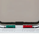 Eine Nahaufnahme der Unterseite der weißem  manuellen Vier-Wege-Verriegelungs-Katzenklappe, die die regenbeständige Dichtung und wetterfeste Bürstung sowie die transparente Klappe zeigt, zusammen mit den roten und grünen Schlössern, mit den Beschriftungen „nur hinaus" und „nur hinein" und Richtungspfeilen darunter, vor weißem Hintergrund.