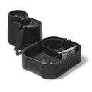 Eine Frontalansicht des grauen dreistufigen Haustierbrunnes, der in zwei Teile getrennt ist und das Innere der unteren Ebene des Brunnens zeigt, welches das Filtergehäuse und die Wasserlinie des Reservoirs umfasst, vor weißem Hintergrund