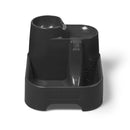 Eine Frontalansicht des leeren dreistufigen Haustier-Wasserbrunnens in Grau, der für kleine Hunde und alle Katzenrassen geeignet ist, vor weißem Hintergrund.