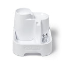 Eine Frontalansicht des trockenen weißen dreistufigen Cat Mate Brunnens, der für alle Katzenrassen und kleine Hunde geeignet ist, mit einem Fassungsvermögen von 2L, vor weißem Hintergrund.