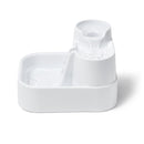 Eine seitliche Schrägansicht des Cat Mate Brunnens für Katzen und kleine Hunde, der ein Fassungsvermögen von 2L hat, in einer weißen Farbgebung mit Wasser, das alle drei Ebenen hinunterfließt, vor weißem Hintergrund.